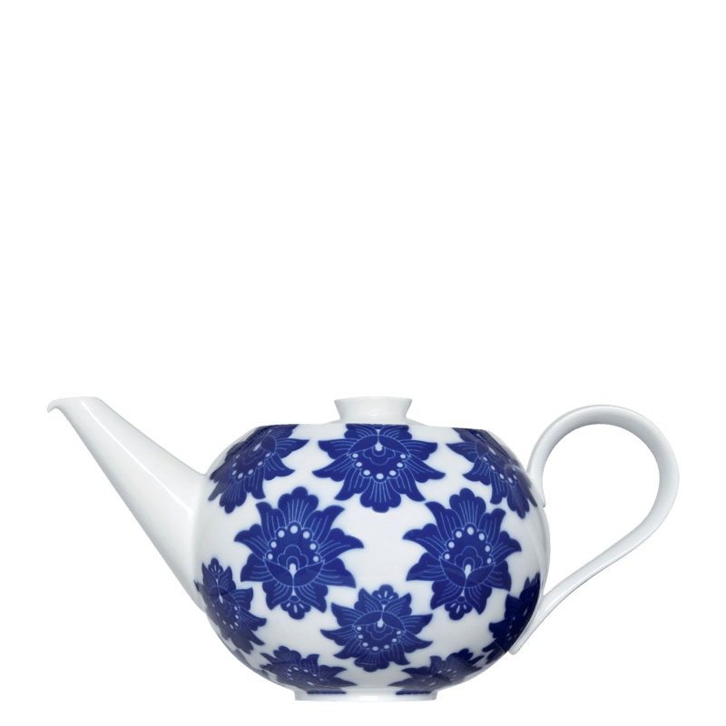 Teapot with tea strainer 