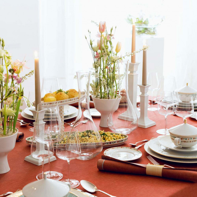 Tischkultur - gedeckter Tisch mit oranger Tischdecke