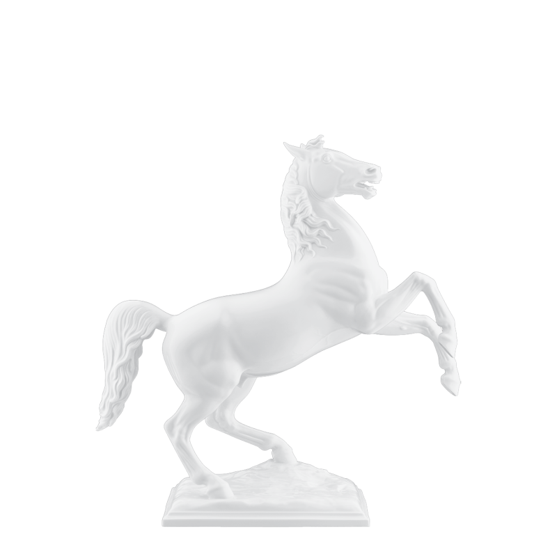Ein weißes Porzellanpferd steigert sich auf einem dekorativen Sockel.