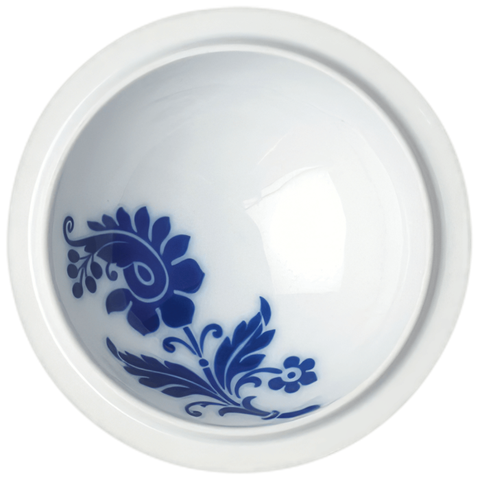 Weiße Schale mit blauem Blumenmuster, geöffnet, auf weißem Hintergrund. Fürstenberg Porzellan.