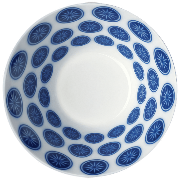 Weiße Schüssel, blaues Kreismuster, schwebend in schwarzem Raum. Fürstenberg Porzellan.